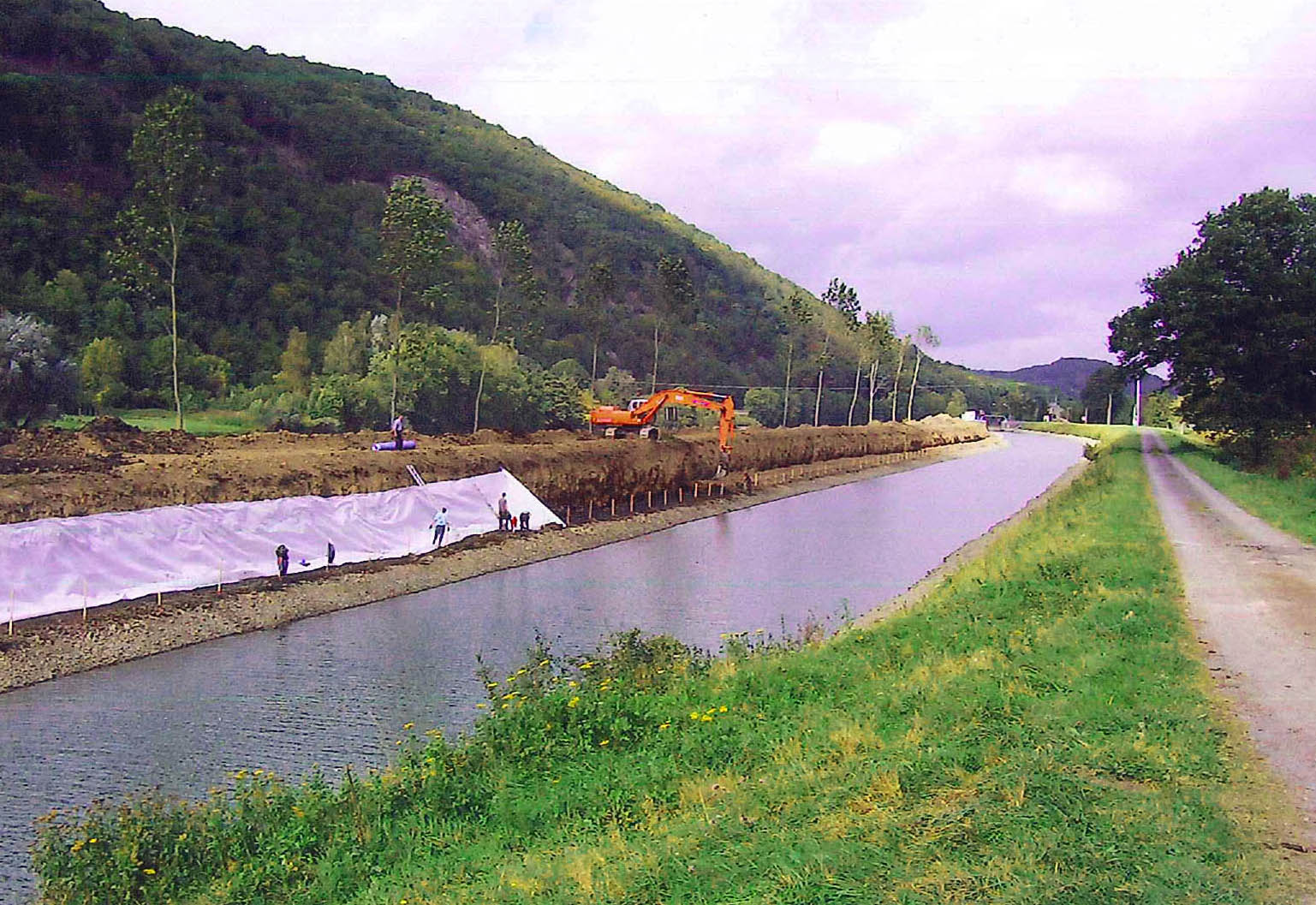 Pose d'un gotextile pour stabiliser les matriaux
Voies Navigables de France VNF
Canal de la Meuse - Ardennes - 2007